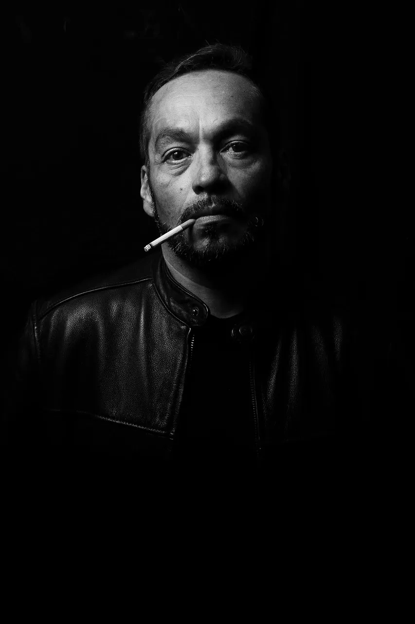 Retrato en blanco y negro con luz dura